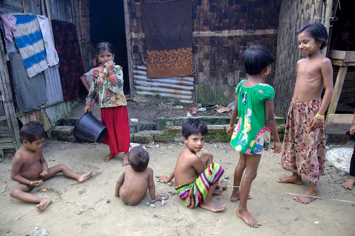 Rohingya-lapsia Thet Kel Pyin -leirillä elokuussa.