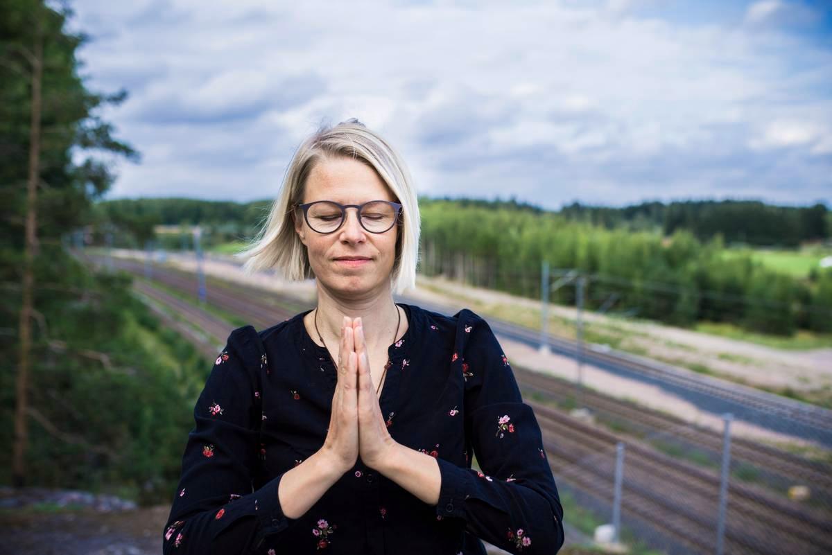 Pappi Kaisa Kariranta uskoo, että jotkut paikat ovat ohuita. Yksi sellainen paikka on Muutosten kallio, joka sijaitsee junaradan varrella Keravalla.