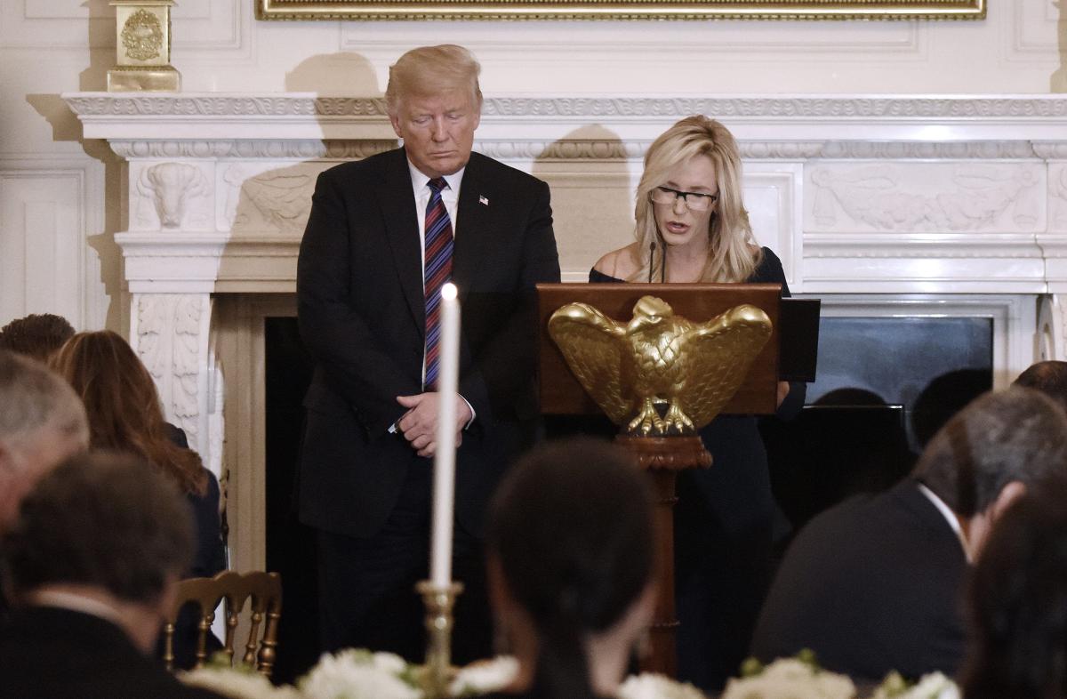 Presidentti Donald Trump kuuntelee evankelikaalista pastori Paula Whitea, joka johti rukoushetken Trumpin ja evankelikaalisten johtajien tapaamisessa maanantaina.