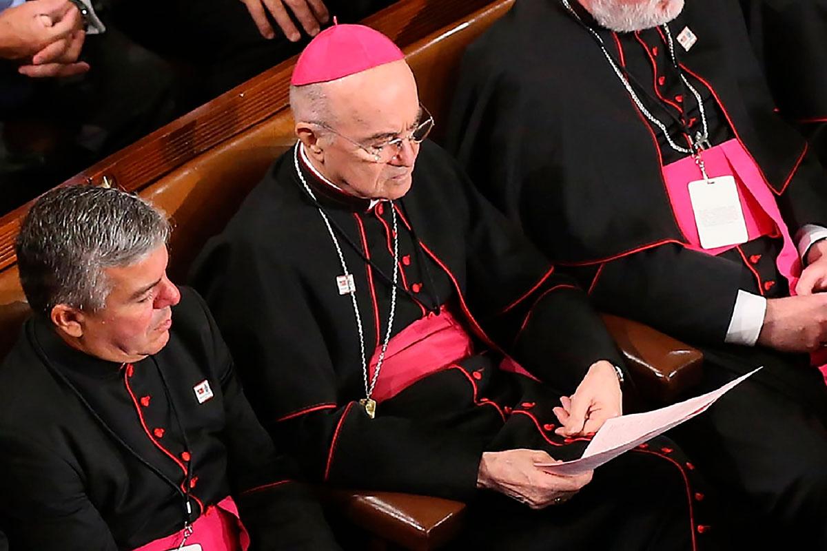 Arkkipiispa Carlo Maria Viganò (keskellä) osallistui syyskuussa 2015 tilaisuuteen, jossa paavi Franciscus puhui Yhdysvaltain kongressille. Kuva: Chip Somodevilla / Getty Images North Amercia − AFP