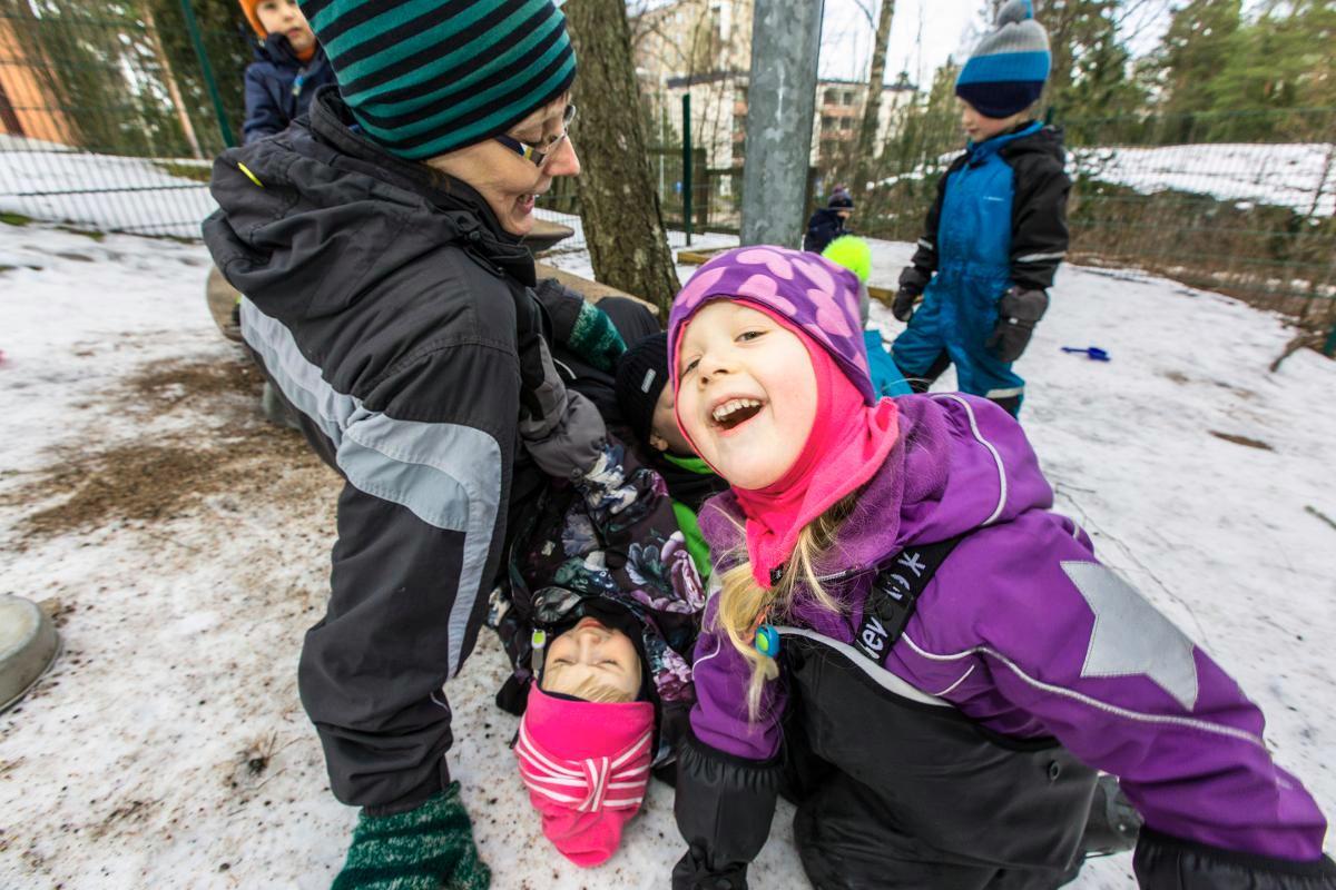 Vasemmalla takana Akseli Vuorela, keskellä lastenohjaaja Leila Saarela, välissä Silla Pousi ja Eero Nissinen, oikealla edessä Enni Kurki ja taka-alalla Daniel Kinnunen.