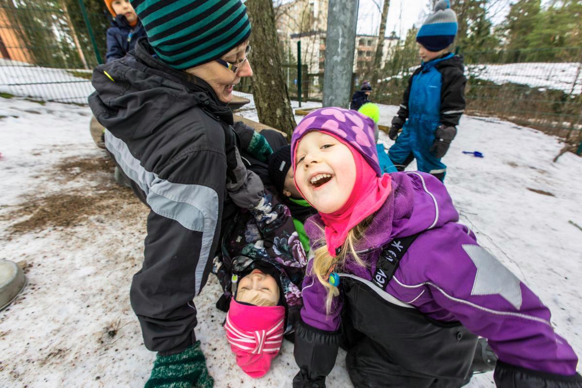 Vasemmalla takana Akseli Vuorela, keskellä lastenohjaaja Leila Saarela, välissä  Silla Pousi ja Eero Nissinen, oikealla edessä Enni Kurki ja taka-alalla Daniel Kinnunen.