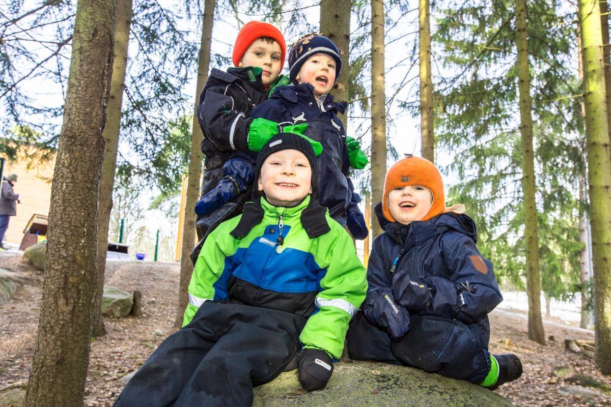 Vasemmalla takana Aleksander Liubarsky, vasemmalla edessä Eero Nissinen, oikealla takana Julius Visti ja oikealla edessä Akseli Vuorela.