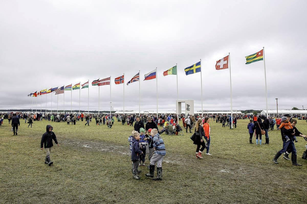 Lestadiolaisia tulee suviseuroihin eri puolilta maailmaa. Liike tekee omaa lähetystyötä.