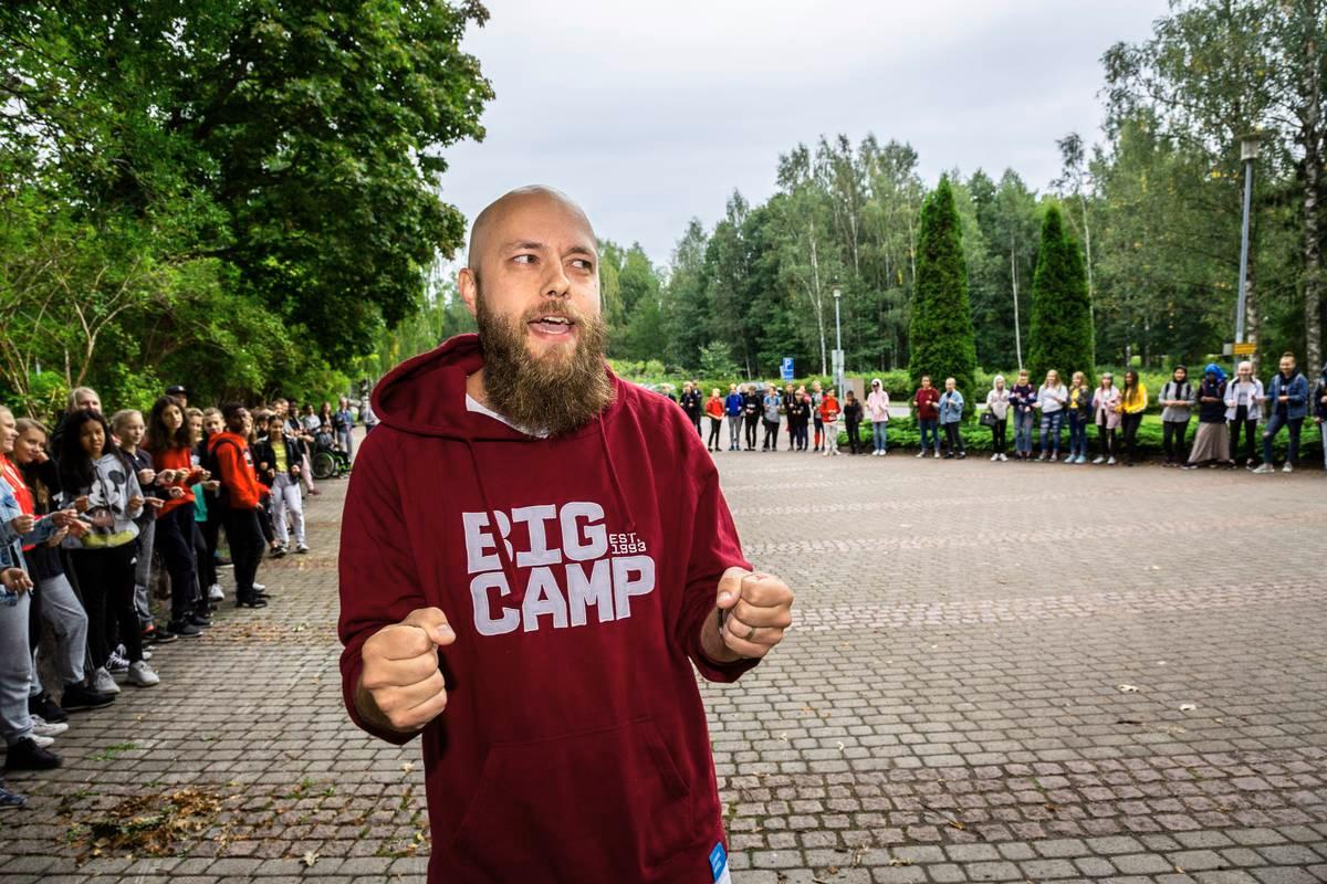 Tuomiokirkkoseurakunnan nuorisotyönohjaaja Erne Hakala veti porukalle alkulämmittelyt. Se sisälsi hieman laulua ja venytyksiä.