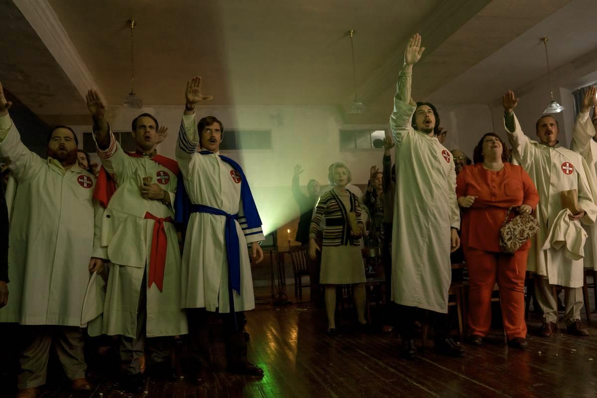 Ku Klux Klanin jäsenet vannovat uskollisuuttaan järjestölle. Kuvan oikeassa laidassa on Jasper Pääkkönen, joka näyttelee elokuvassa fanaattista Felix Kendrissonia.