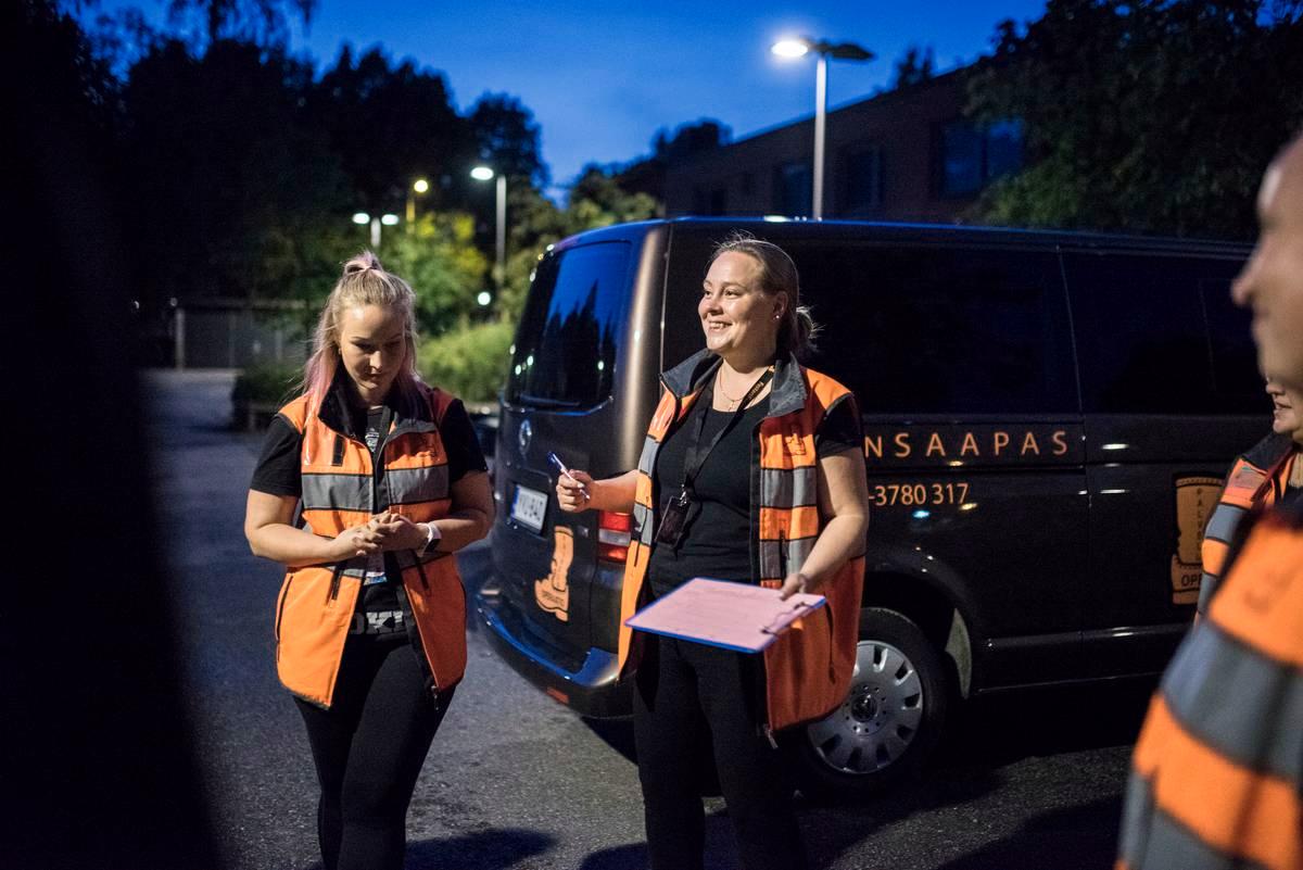 Saapas-ryhmissä on paljon vapaaehtoisia. Milla Luoto ja Anne-Mari Keränen ovat vapaaehtoisina mukana Itä-Helsingin Saapas-ryhmässä.