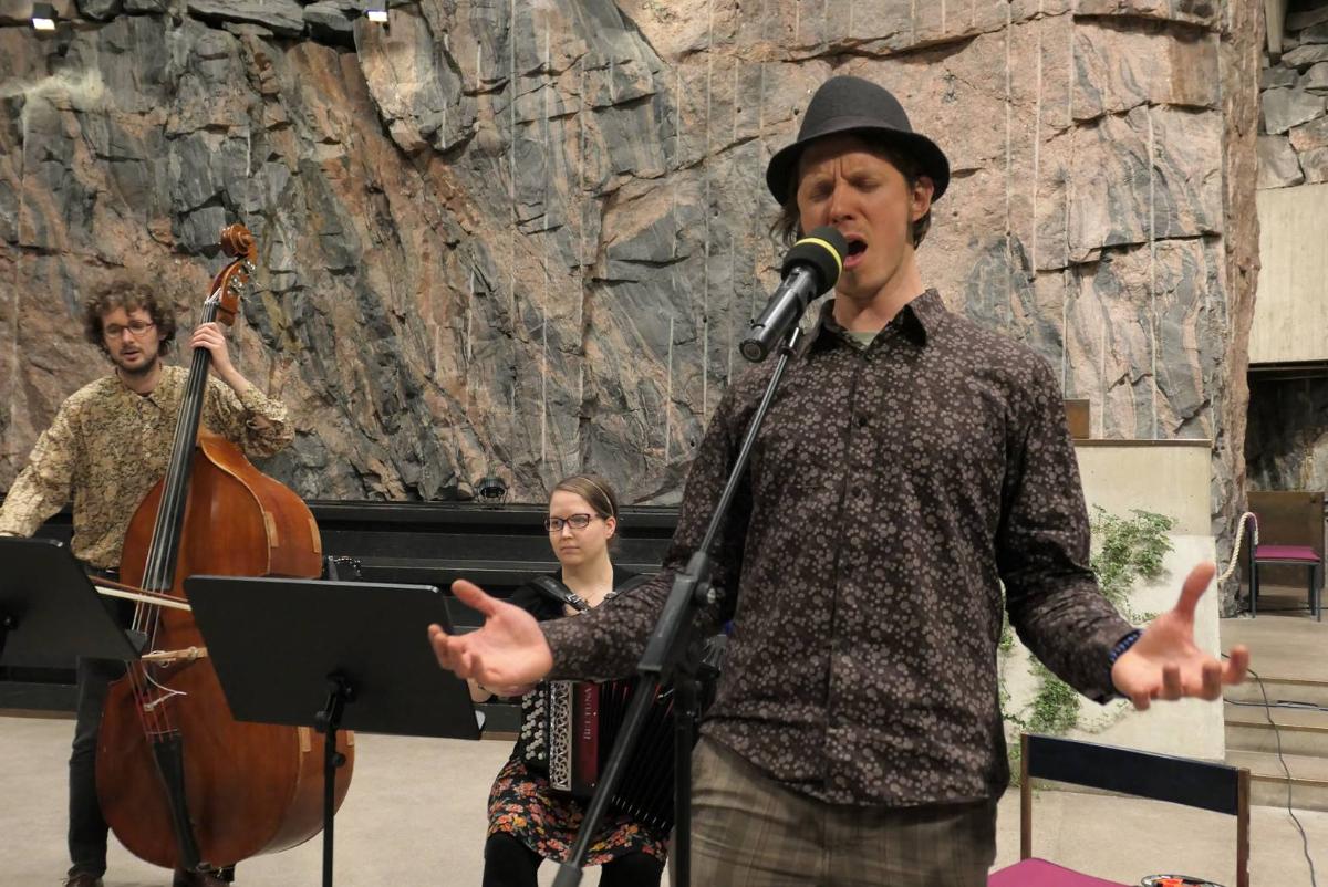 Klezmer näyttää esimerkiksi tältä. Philip Holm kontrabassossa, Karoliina Paunonen haitarissa ja Mayim Alpert laulajana esiintyivät aiemmin Temppeliaukion kirkossa.