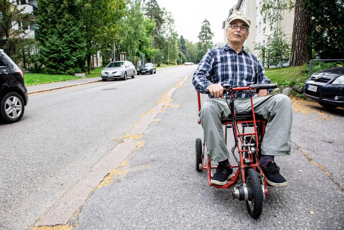 Tällä hetkellä iso kysymysmerkki Timo Vauhkoselle on se, miten ihminen, joka 64-vuotiaana on vammainen, on heti 65 vuotta täytettyään tavallinen vanhus.