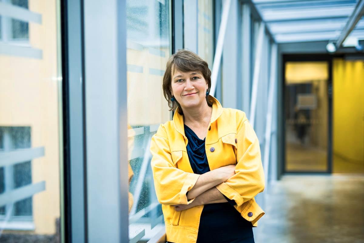 Olisi rauhanprosesseille uskottavampaa, jos naiset olisivat alusta asti niissä mukana, sanoo globaalin kristinuskon ja uskontodialogin professori Elina Vuola.