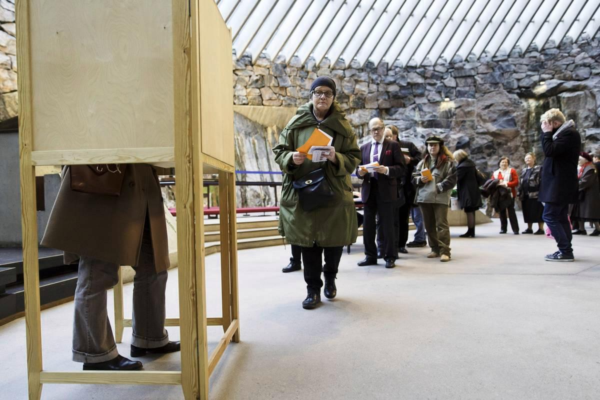 Äänestäjät jonottivat äänestyspaikalla Temppeliaukion kirkossa viime seurakuntavaaleissa vuonna 2014.