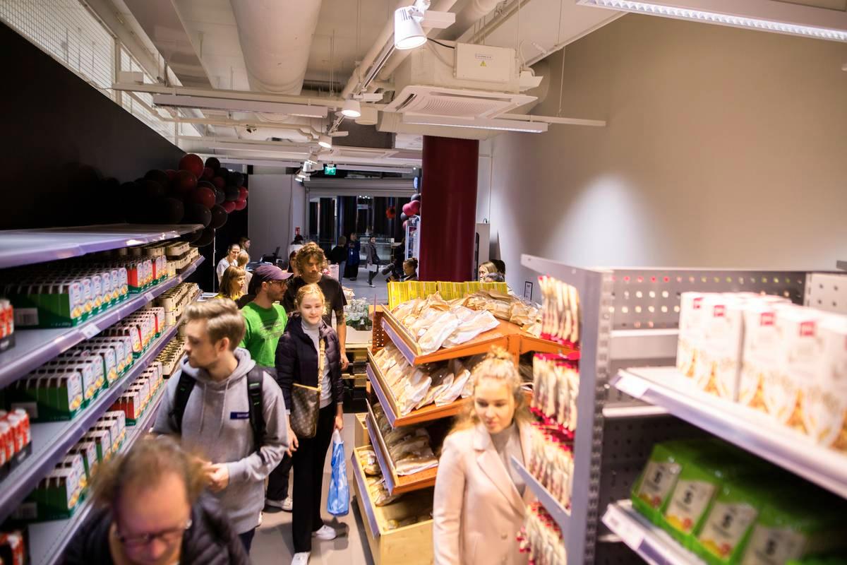 Redi-kauppakeskuksessa oli paljon väkeä heti aamusta. Moni tutustui myös WeFood-kauppaan.