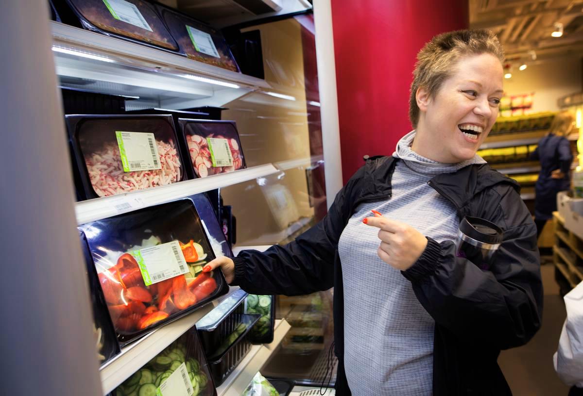 Heidi Linsén oli ensimmäisten asiakkaiden joukossa ostoksilla hävikkiruokakaupassa.