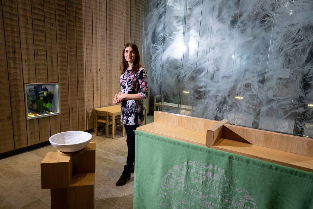 Uudessa lastensairaalassa on kappeli, jossa Johanna Tammelin voi vaikka kastaa lapsen. Lohtu-teemaiset kirkkotekstiilit on suunnitellut Terhi Laine.