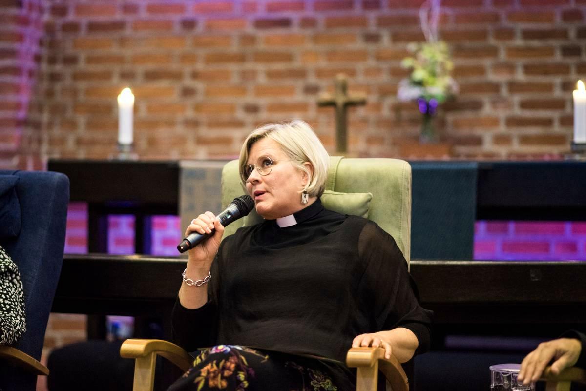 Leena Huovisen mielestä kirkon suurin haaste on ihmisten elämän ottaminen todesta.