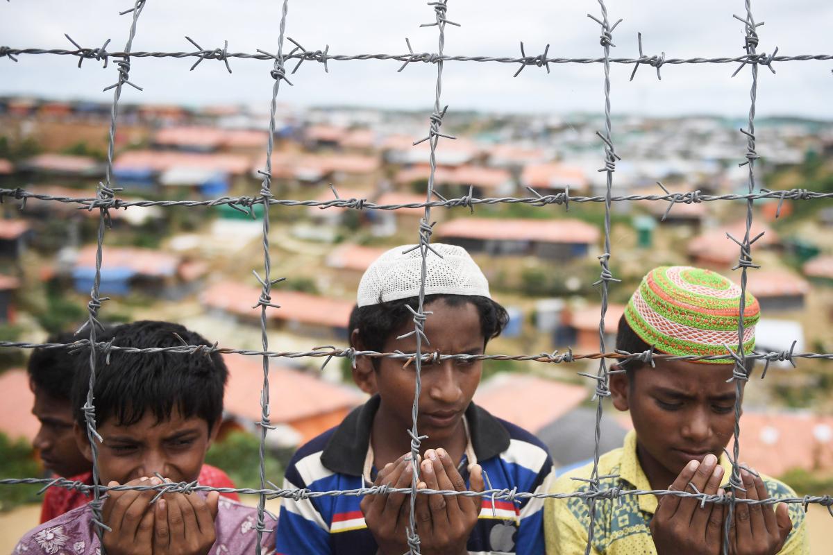Kanadan parlamentti oli yksimielinen 20. syyskuuta siitä, että Myanmarin armeija on syyllistynyt islaminuskoisten rohingyojen kansanmurhaan. Parlamentti hyväksyi YK:n tiedonhankintamatkan päätelmän: ”Rohingya-pakolaisiin kohdistetut toimet ovat rikoksia ihmisyyttä vastaan, ja rikosten taustalla ovat Myanmarin sotilasvoimien päälliköt.” Tässä kuvassa, joka on otettu 25. elokuuta 2018 Kutupalongin pakolaisleirillä Ukhiassa, rohingya-pakolaiset osallistuvat seremoniaan, joka oli järjestetty pakolaisten karkotuksen muistoksi.