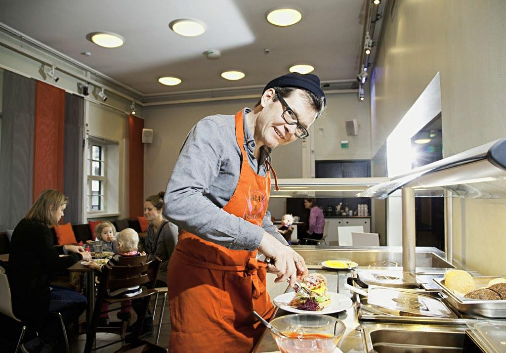 Lounastunti kirkolla. Sami Garam kokkaa yhtiökumppaneineen Café Agricolassa. Tästä viikosta eteenpäin tarjolla on päivittäin lihapullia.