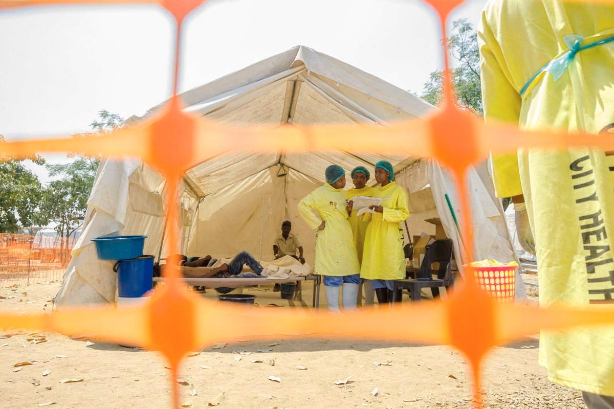 Lääkintähenkilökunta hoitaa koleraan sairastuneita sairaalan ulkopuolelle perustetulla leirillä Zimbabwen pääkaupungissa Hararessa.