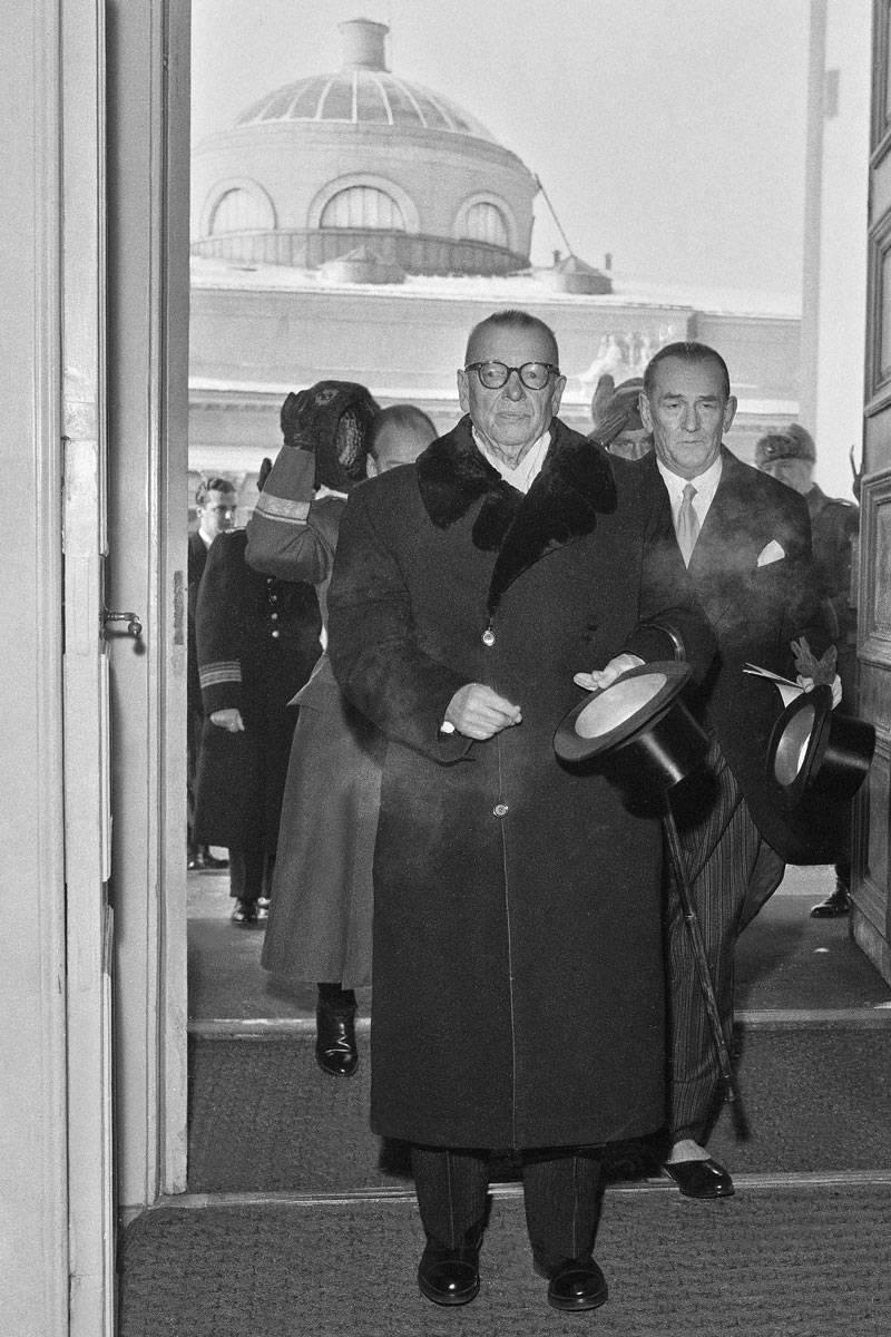 Presidentti J.K. Paasikivi tulossa valtiopäivien avajaisjumalanpalvelukseen Helsingin tuomiokirkkoon vuonna 1956.