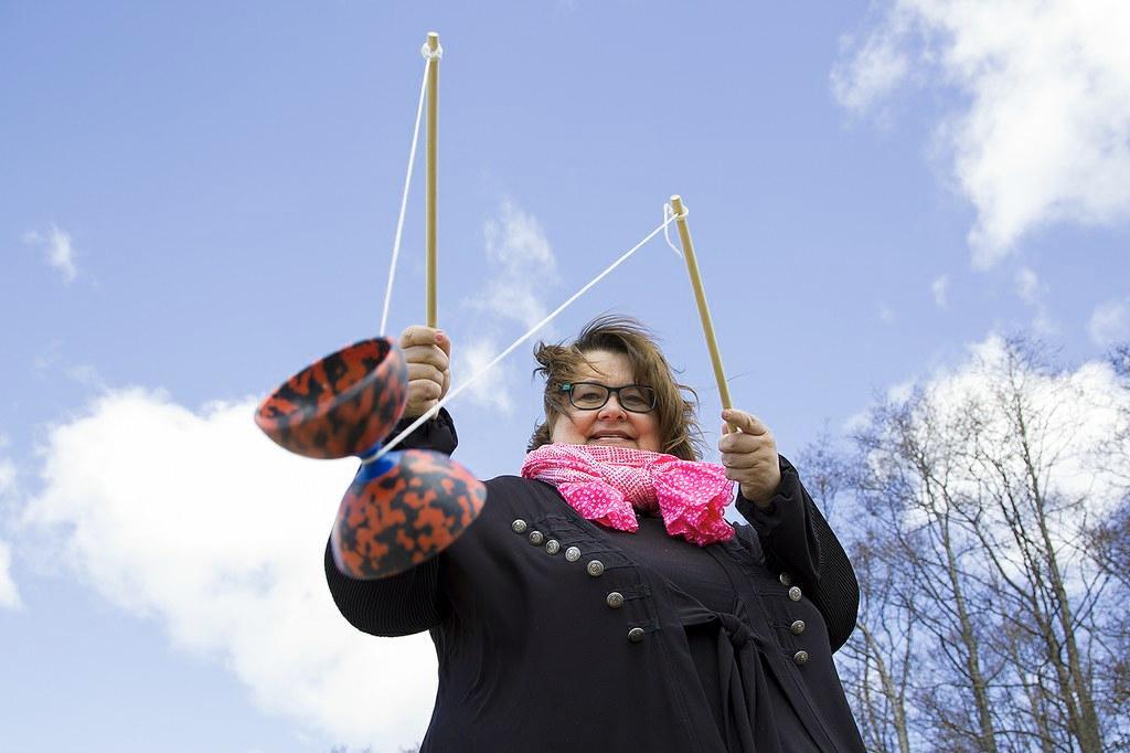 Anita Ahtiainen on huomannut, että lihavat ihmiset saattavat ottaa uusissa tilanteissa puheeksi oman lihavuutensa, ettei tule loukatuksi. - Lyö ensin itseään lujempaa kuin kukaan muu pystyisi, että pääsee varmasti rauhaan ennen kuin joku kalauttaa.