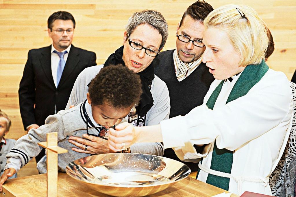 Liittymisriitti. Kampin kappelin pappi Nanna Helaakoski kastoi Onnin pääkaupunkiseudun seurakuntien järjestämässä Kastepäivässä lokakuussa 2013. Vanhemmat Kiti Häkkinen ja Simo Koivunen osallistuivat tärkeään toimitukseen.