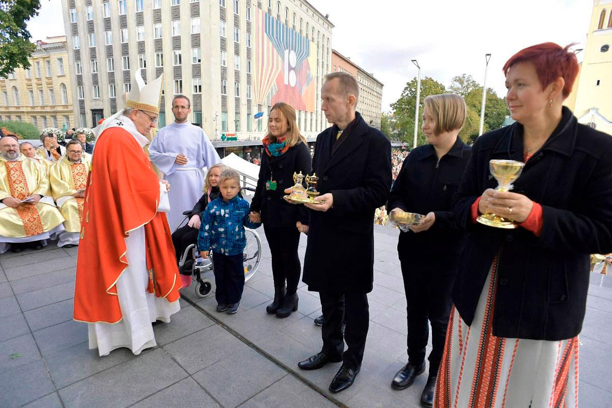 Paavi Franciscus piti tiistaina messun Tallinnan Vapaudenaukiolla.
