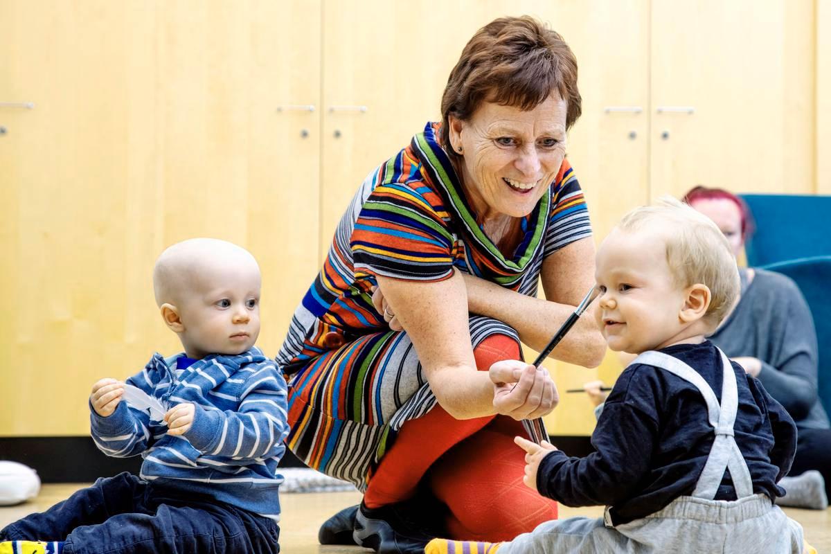 Erja Lindholm on työskennellyt lasten ja perheiden parissa neljäkymmentä vuotta.
