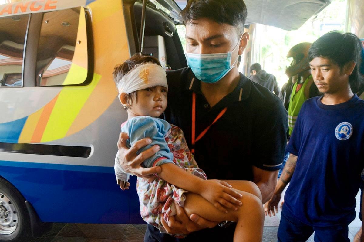 Loukkaantunutta lasta kannetaan sairaalahoitoon Palun kaupungissa. Ruoasta ja lääkkeistä on kova pula Indonesiassa.