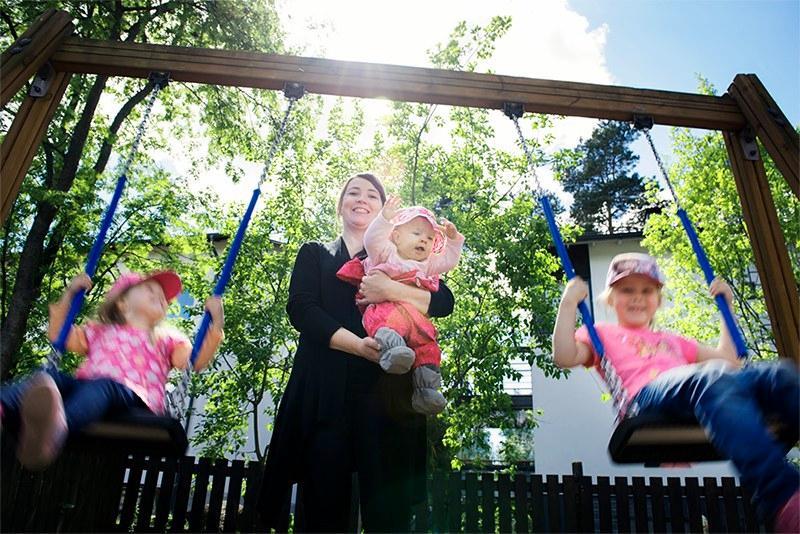 Onnellinen loppu. – Olen kiitollinen, että kirkkoherra ja seurakuntaneuvosto huomioivat adressimme ja lapsitoiminta jatkuu entisellään, Kirsi Poola sanoo. Hän hoitaa kotona tyttäriään Evelinaa, 3 vuotta, Karolinaa, 8 kuukautta ja Julianaa, 5 vuotta.