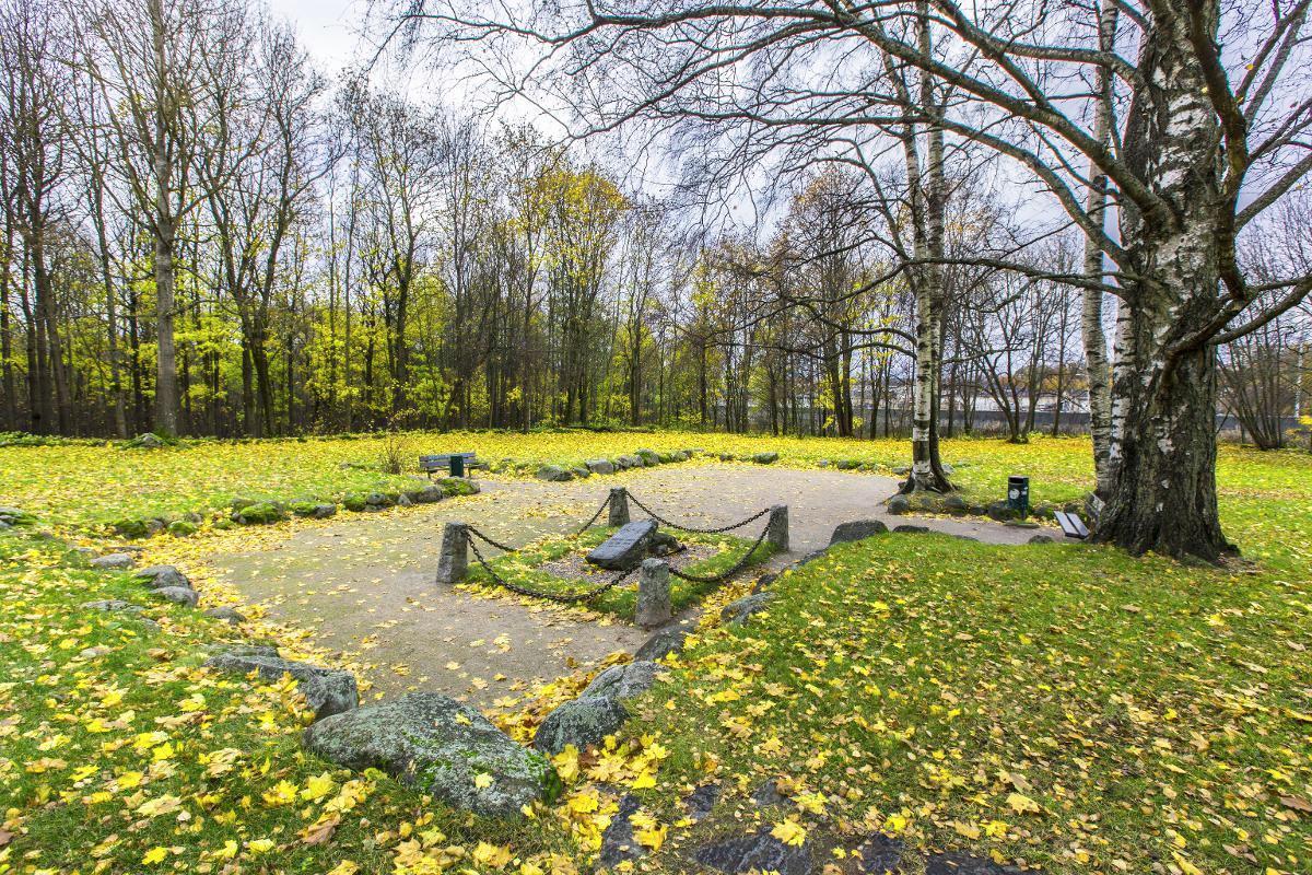 Vanhastakaupungista löytyy Helsingin ensimmäisen kirkon paikka. Kuva: Esko Jämsä