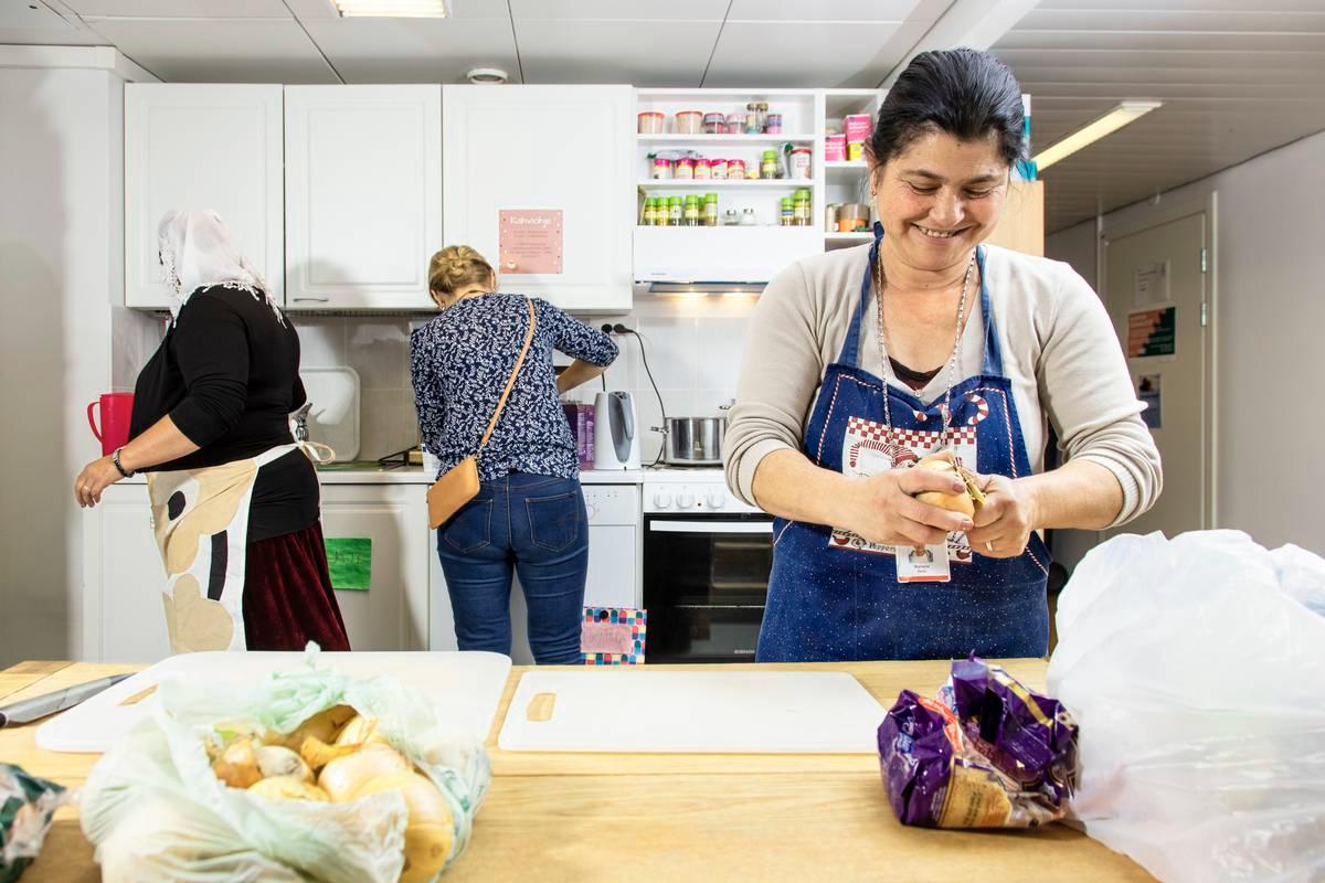 Romanialainen Mariana Dinu työskentelee osa-aikaisesti päiväkeskus Hirundossa. Keittiössä valmistuu romanialainen keitto.