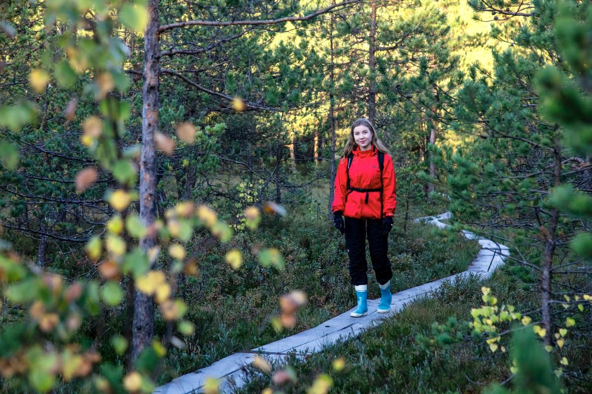 Suoaktivisti Riikka Karppinen kuvattiin suojellulla Slåttmossen-keidassuolla Helsingin Jakomäessä.