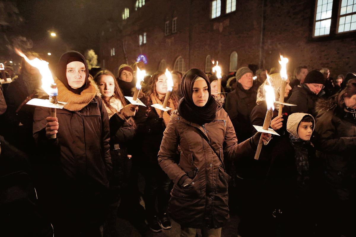 Väkivaltaa vastaan. Ihmiset kokoontuivat 16. helmikuuta terrorismin vastaiseen kynttilämielenosoitukseen Kööpenhaminassa.