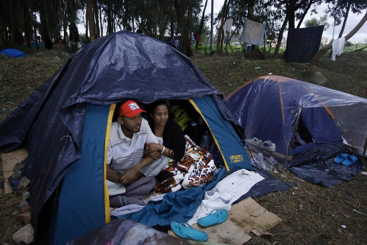 Oscarelly Perez ja Stany Loyo yöpyvät Kolumbian pääkaupungin Bogotan bussiterminaalin viereisessä puistossa. YK arvioi syyskuussa, että 5 000 venezuelalaista pakenee kotimaastaan joka päivä.