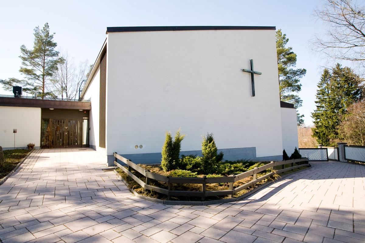 Kalkkihiekkatiilestä ja betonista rakennettu pulpettikattoinen kirkko on alun perin valmistunut vuonna 1968 arkkitehti Göran Malmströmin suunnitelmien pohjalta. 
