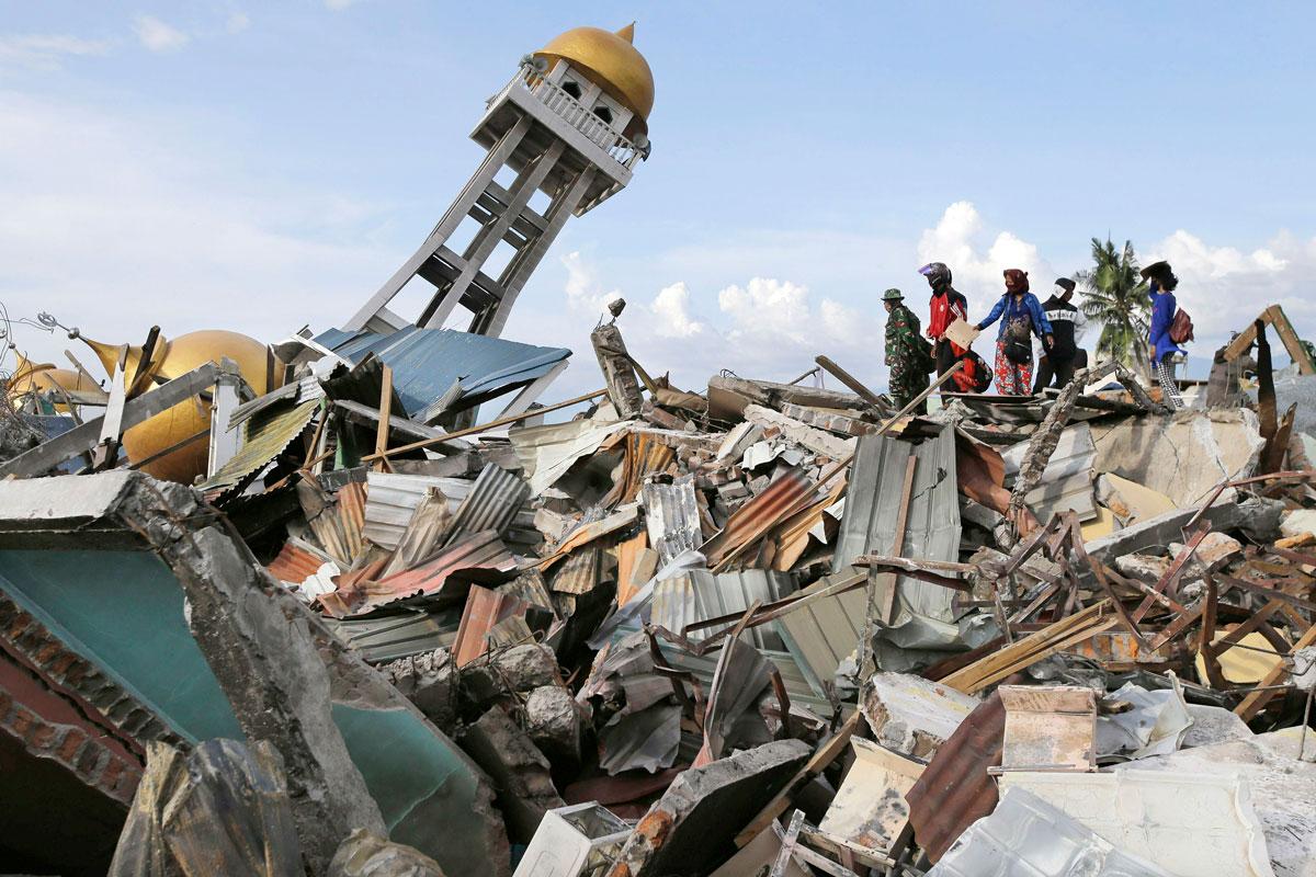 Helsingin seurakuntayhtymän yhteinen kirkkoneuvosto päätti antaa 50 000 euroa ensi vaiheen hätäapuun Indonesian tsunamin uhreille. Avun toimittaa perille Kirkon Ulkomaanapu. Kuvassa kyläläiset etsivät sukulaisiaan Palussa Balarolan naapurustossa 6. lokakuuta.