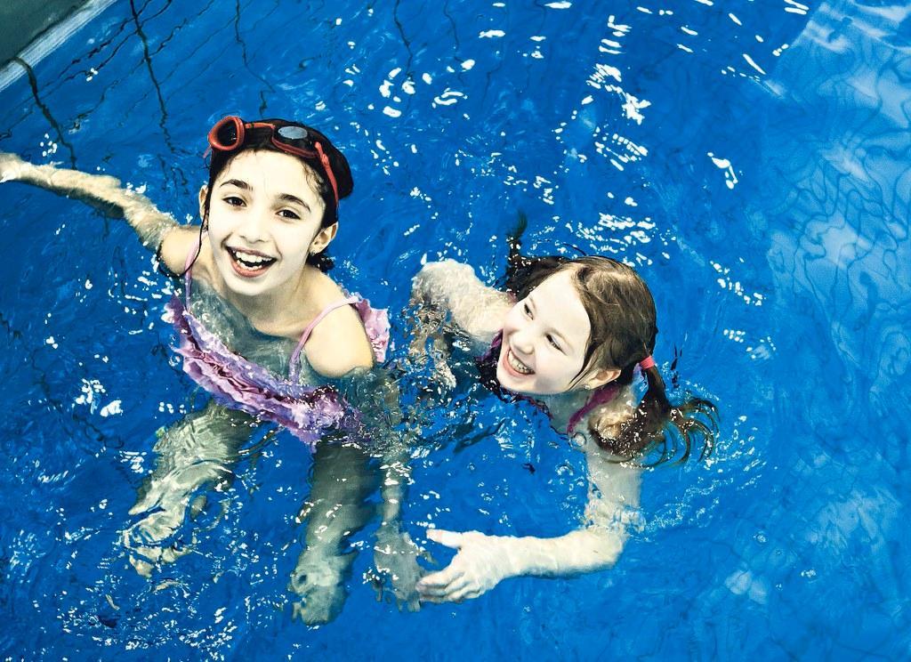 Iceheartsin tyttötyössä kokeillaan erilaisia liikuntamuotoja. Elif Amin ja Ninja Böckerman pitävät uimisesta.