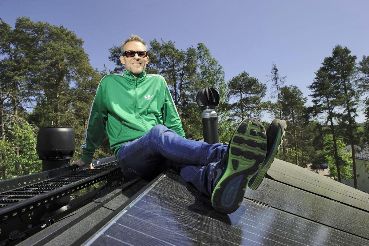 Aurinko lämmittää talon. – Paritalomme ilma-vesilämpöpumppu saa suuren osan tarvitsemastaan sähköstä näistä aurinkopaneeleista, Petri Isola kertoo.