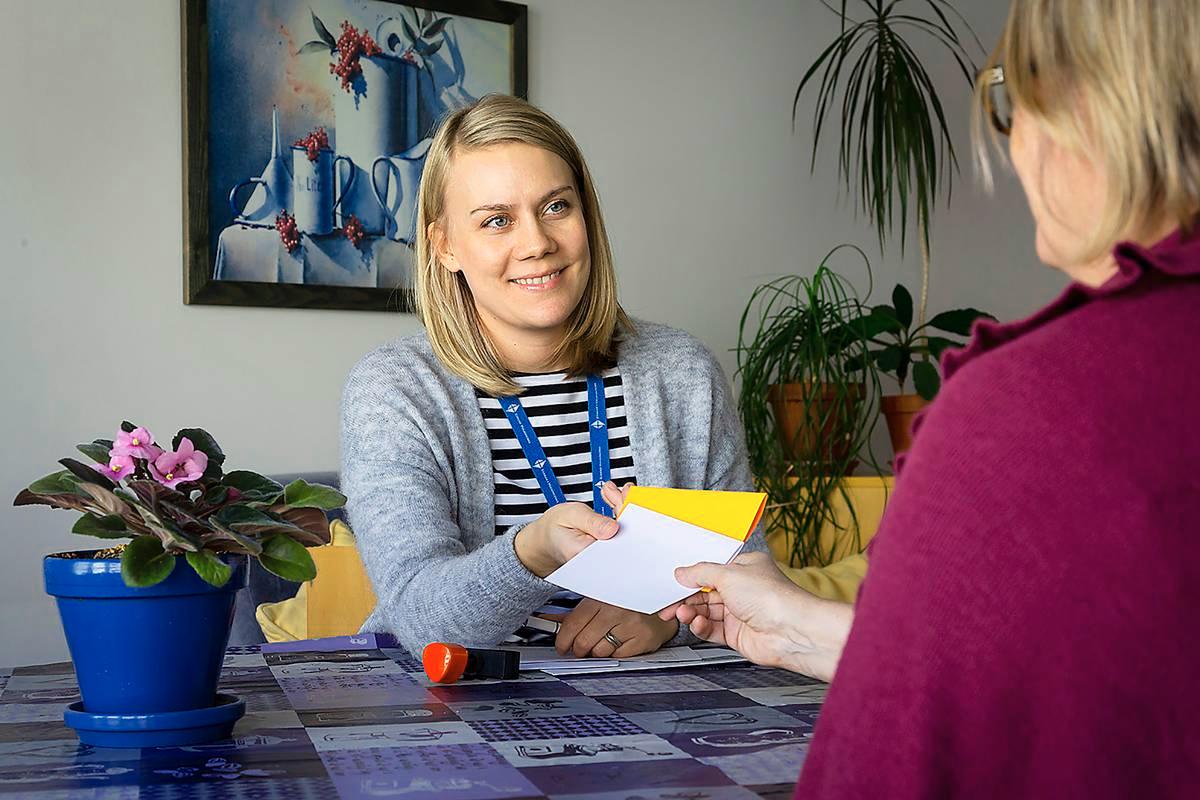 – Kotiäänestyksen yhteydessä voi äänestää myös kotiäänestäjän virallinen omaishoitaja, joka asuu samassa taloudessa, keskusvaalitoimikunnan sihteeri Helli von Essen kertoo.