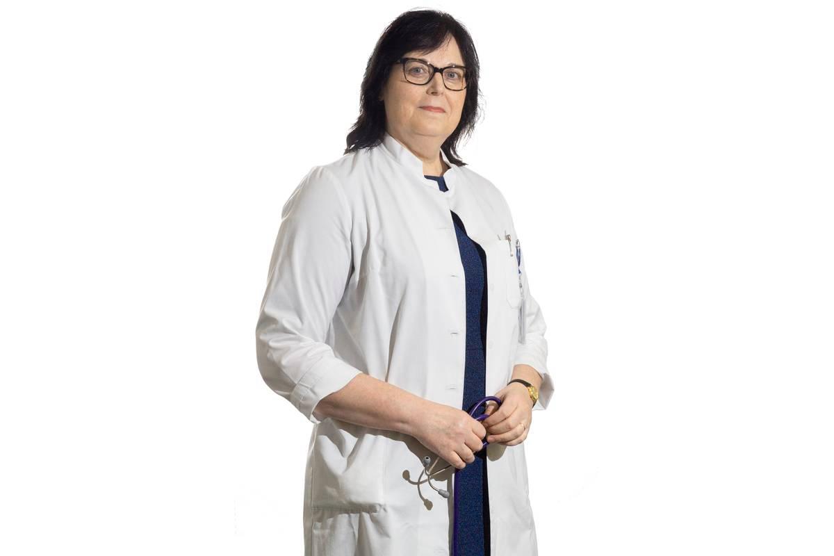 Tiina Tasmuth työskentelee Espoon sairaalassa ylilääkärinä ja Terhokodissa päivystävänä lääkärinä.