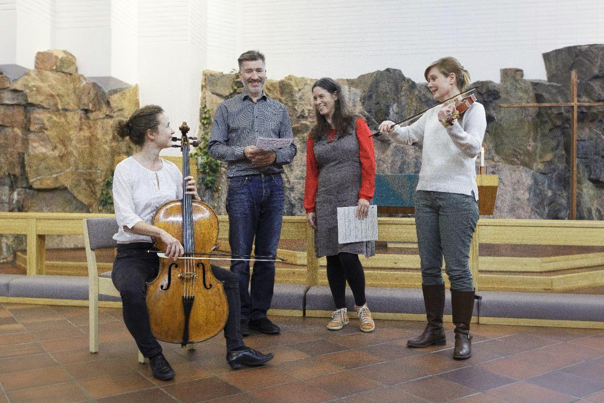 Sellisti Elina Mattila, baritoni Elja Puukko, cembalisti Laura Vihreäpuu ja viulisti Anna Pohjola esiintyvät Soiva marraskuu -konserteissa. Kuva: Patrik Lindström