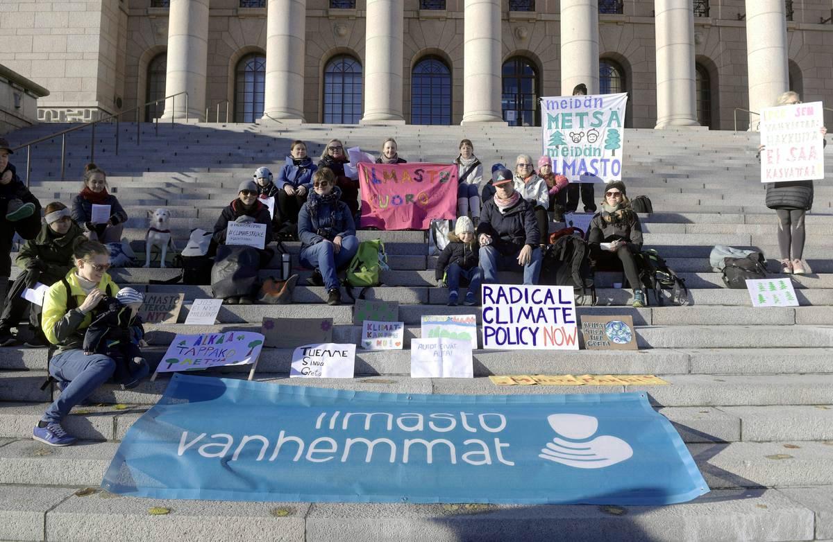 Ilmastovanhemmat ry:n mielenosoittajat kehottivat ilmastonmuutoksen hillitsemiseen ja osoittivat tukeaan 15-vuotiaalle ruotsalaiselle ilmastoaktivistille Greta Thunbergille Eduskuntatalon portailla Helsingissä ilmastomarssia edeltävänä päivänä.