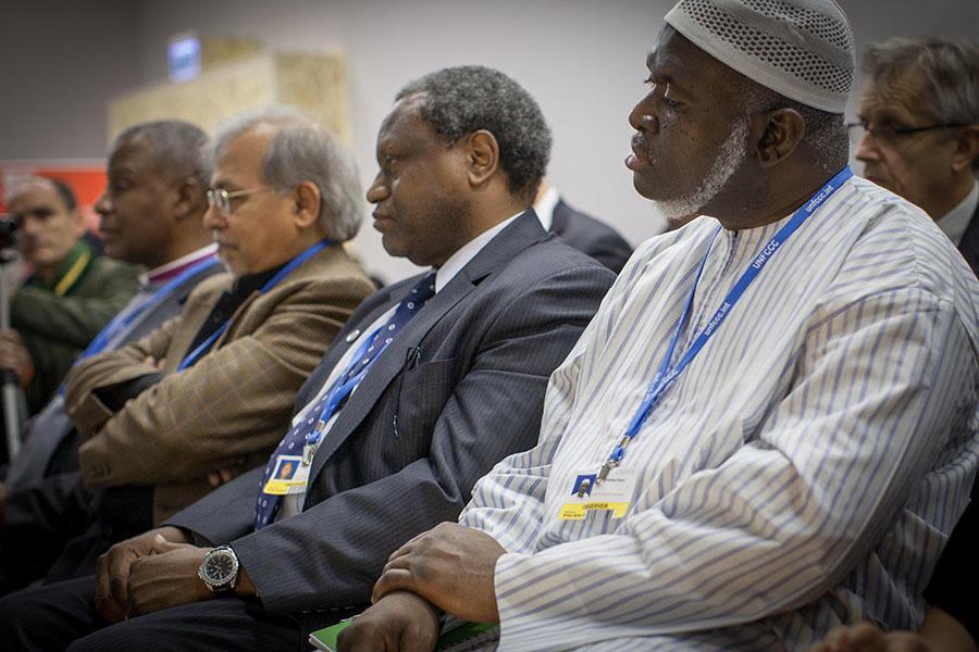 Uskontojen välinen yhteistyö on ollut Pariisissa luontevaa. Kuvassa ACT-allianssin, kirkollisen yhteistyöverkoston, pääsihteeri tohtori John Nduna (kesk.) sekä Imaami Ibrahim Saidy (oik.). Kuva: Sean Hawkey