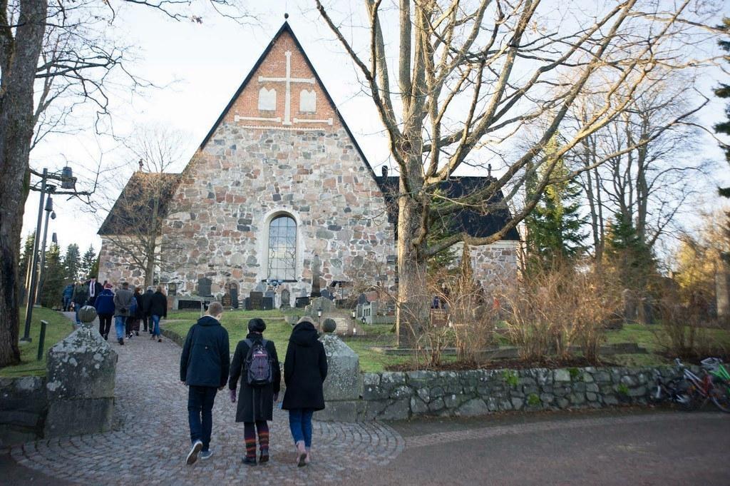 Espoon tuomiokirkko oli yksi suosituista paikoista jouluaattona. Kuva: Mikko T. Helminen. 