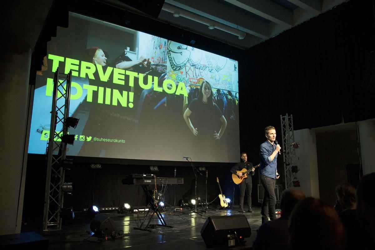 Isähahmo. Pastori Markus Lehtonen saarnaa Suhessa, jota mainostetaan seurakuntaperheenä.