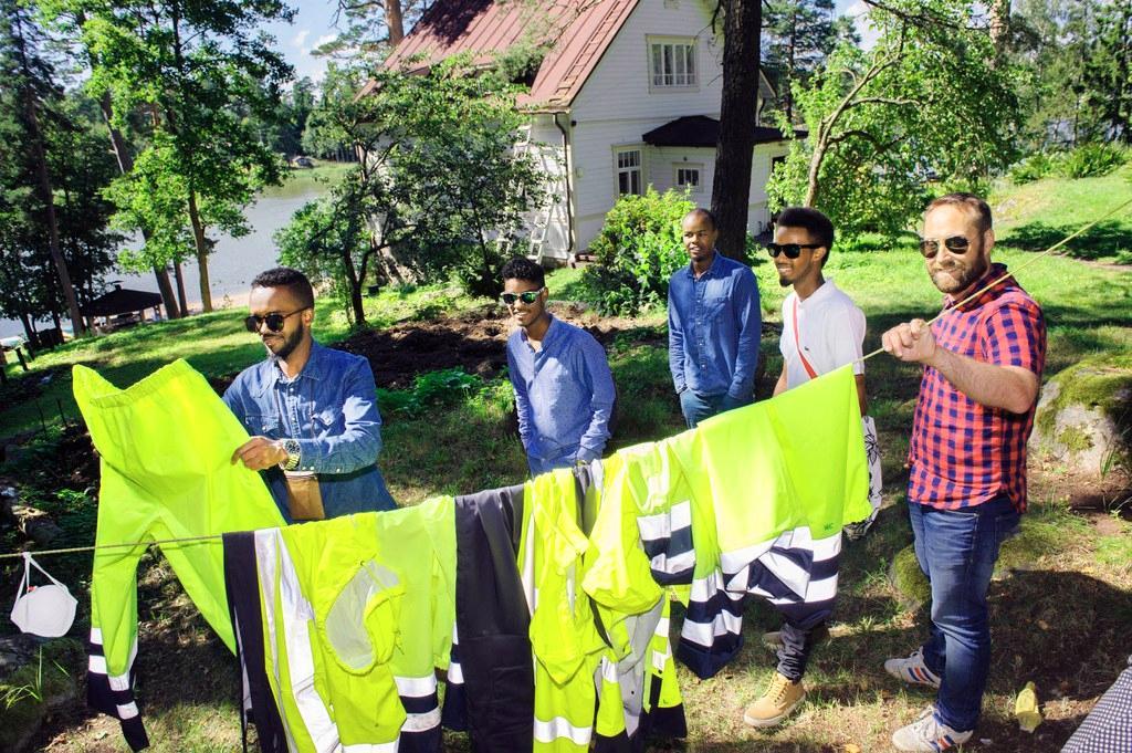 Vartiosaaren talon kesäasukkaat ovat rakennusalan opiskelijoita. Kesällä he ovat tehneet saaressa oman alansa töitä. Kuva: Markus Sommers.