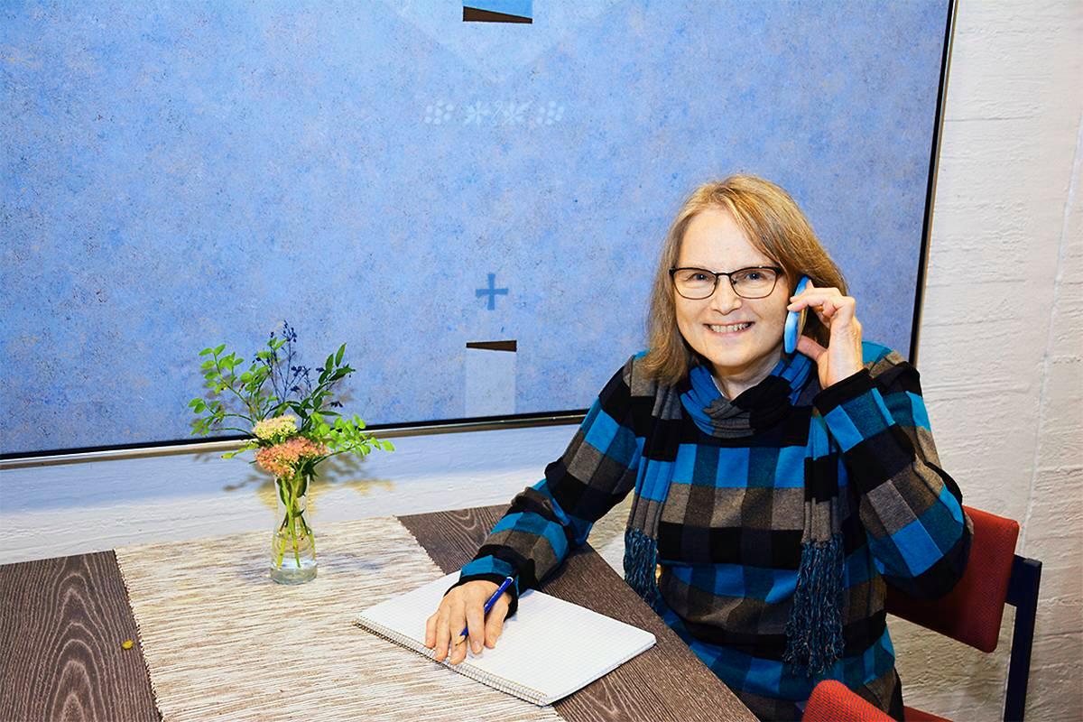 Aira Häkkinen on yksi Espoonlahden seurakunnan vapaaehtoisista puhelinystävistä. Hän soittaa juttuseuraa kaipaaville yksin asuville vanhuksille joka toinen viikko.