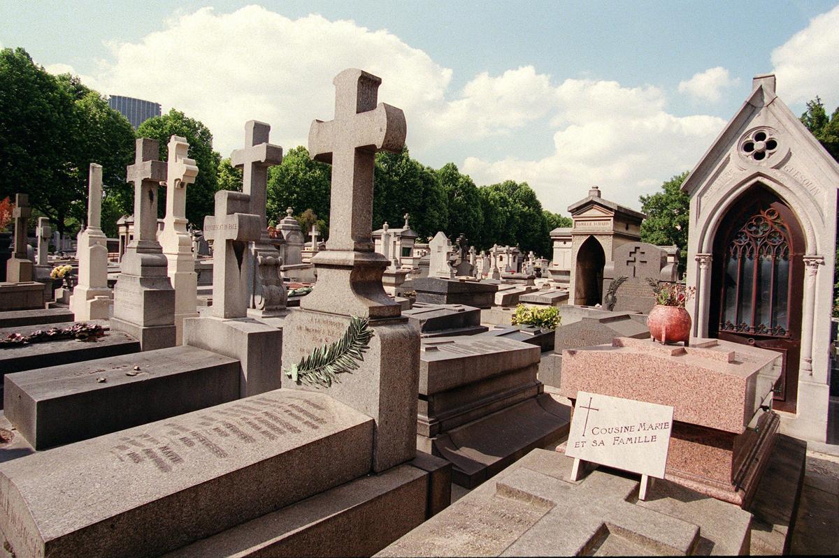 Kaikki Pariisin suuret hautausmaat rakennettiin 1800-luvun alussa. Hautojen uusiokäyttöä rajoittaa se, että osa hautamuistomerkeistä on luokiteltu historiallisesti merkittäviksi kohteiksi, eikä niitä voi poistaa. Kuva Montparnassen hautausmaalta. Kuva: Lehtikuva/Martti Kainulainen