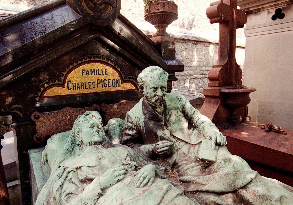 Ranskalaisen keksijän Charles Pigeonin ja hänen vaimonsa hautapatsas Montparnassen hautausmaalla Pariisissa. Kuva: Lehtikuva/Martti Kainulainen