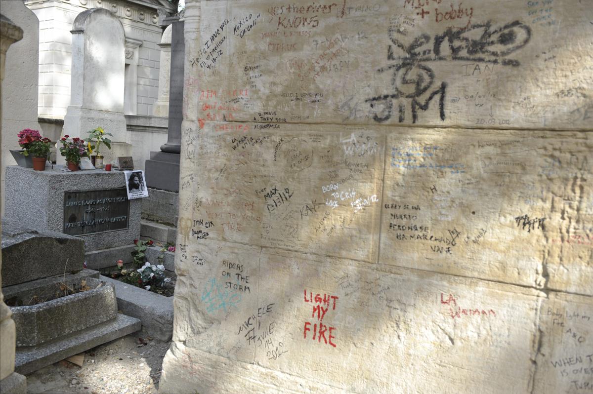 The Doors yhtyeen Jim Morrisonin hauta Père-Lachaisen hautausmaalla Pariisissa. Kuva: Lehtikuva/Martti Kainulainen